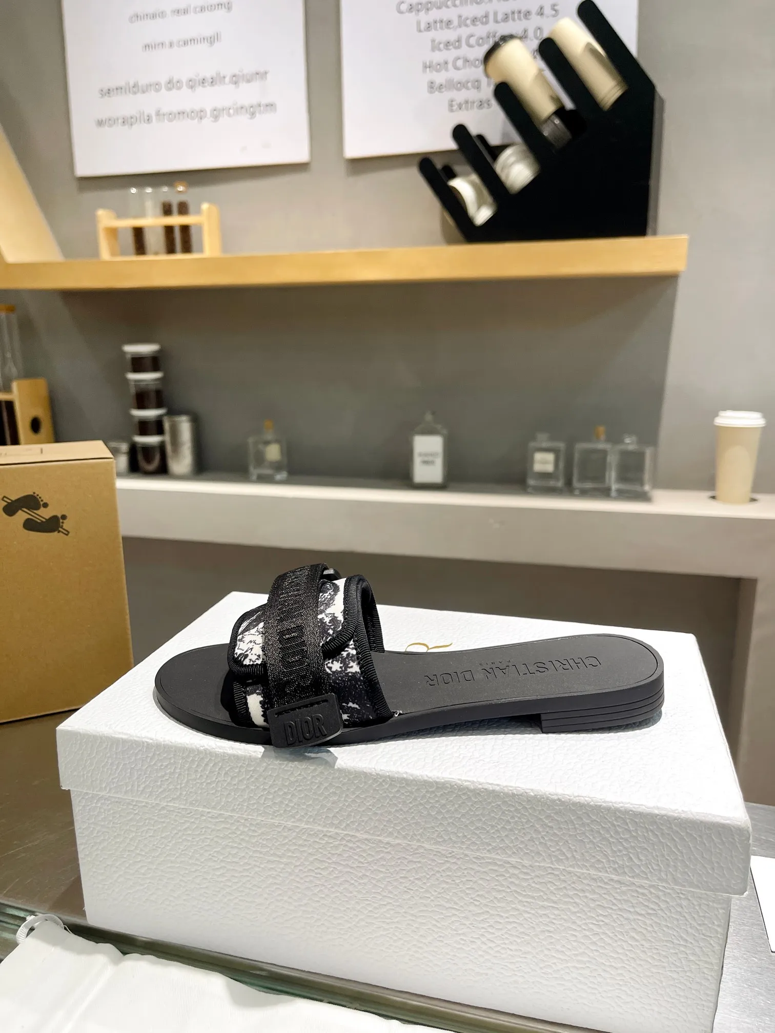 👟👟Ex-factory price 380👟👟 Dior D’s latest series of Velcro buckle sandals and slippers in new colors! Perfect reproduction of the original version, the most popular color matching fabric, super layered ▪️Original molded high-end TPU outsole (not ordinary rubber) ▪️Very comfortable and easy to walk. All upper materials are custom-made from the original ▪️3D electric embroidered three-dimensional cloth surface, very versatile, a must-have for lazy people in summer ▪️Number of yards: 35-41